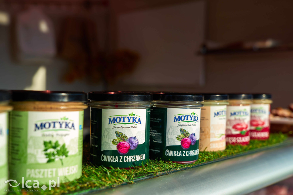 Tłumy na nowym targowisku w Bartoszowie