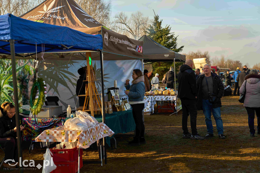 Tłumy na nowym targowisku w Bartoszowie