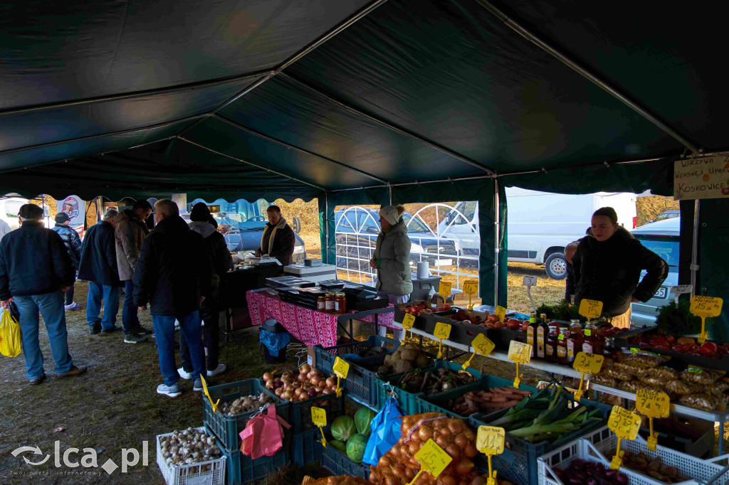 Tłumy na nowym targowisku w Bartoszowie