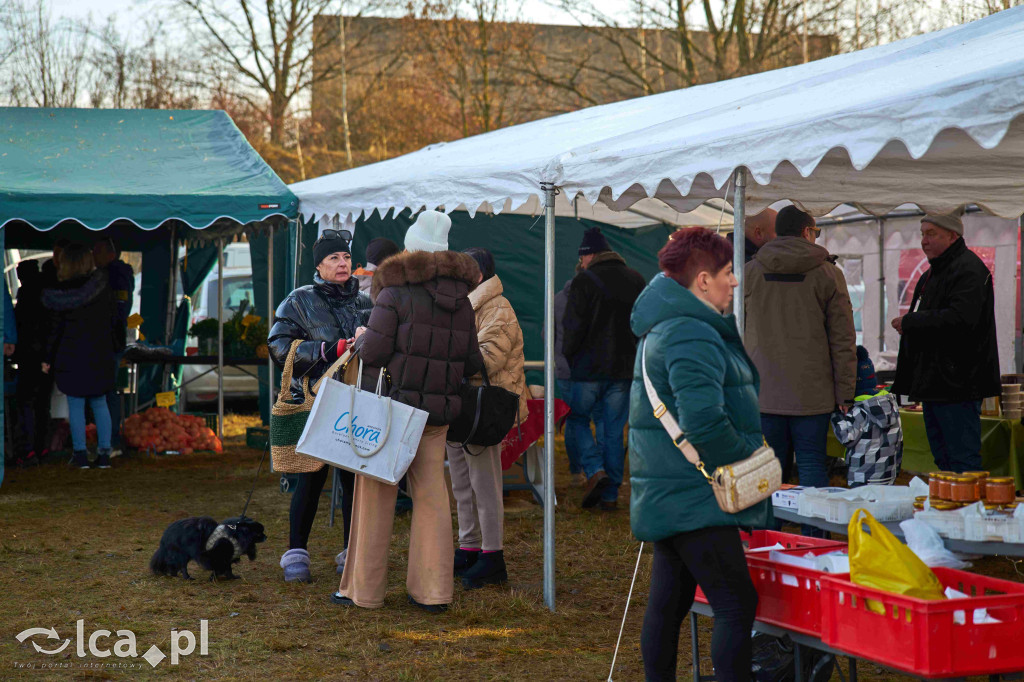 Tłumy na nowym targowisku w Bartoszowie