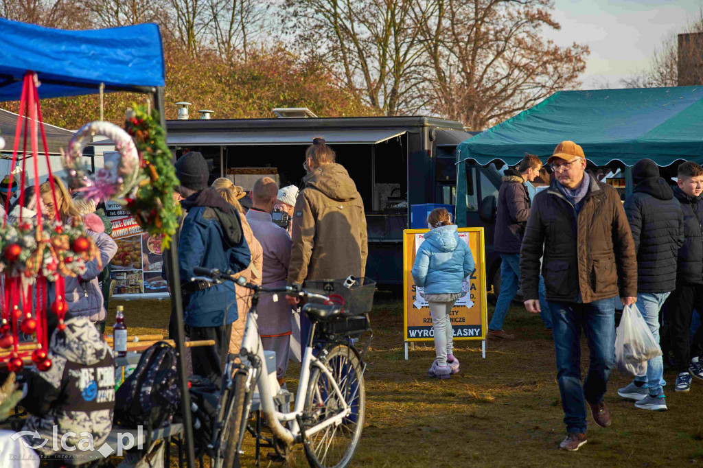 Tłumy na nowym targowisku w Bartoszowie