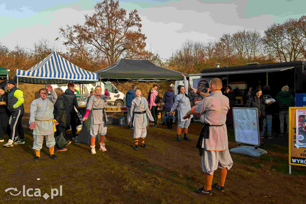 Tłumy na nowym targowisku w Bartoszowie