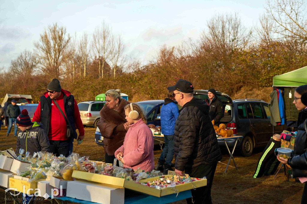 Tłumy na nowym targowisku w Bartoszowie
