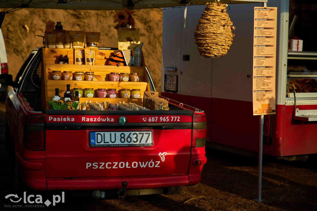 Tłumy na nowym targowisku w Bartoszowie