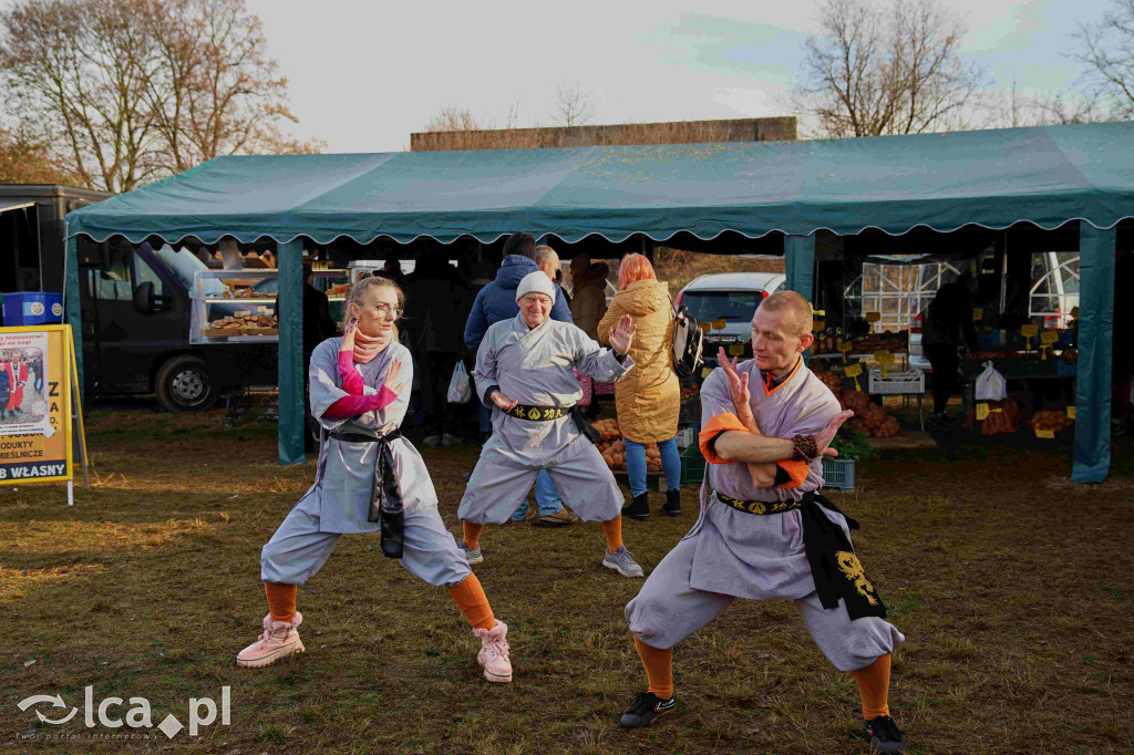 Tłumy na nowym targowisku w Bartoszowie