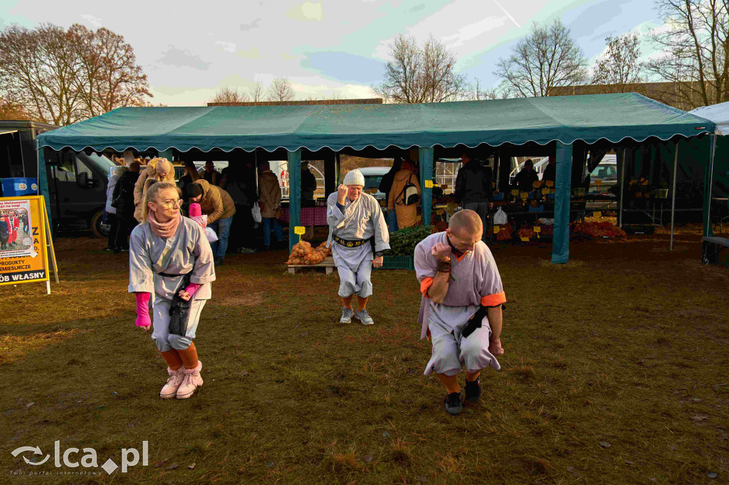 Tłumy na nowym targowisku w Bartoszowie