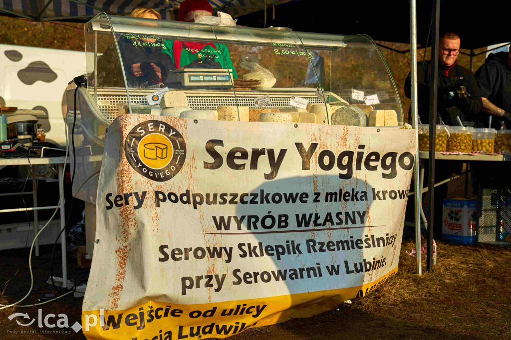 Tłumy na nowym targowisku w Bartoszowie