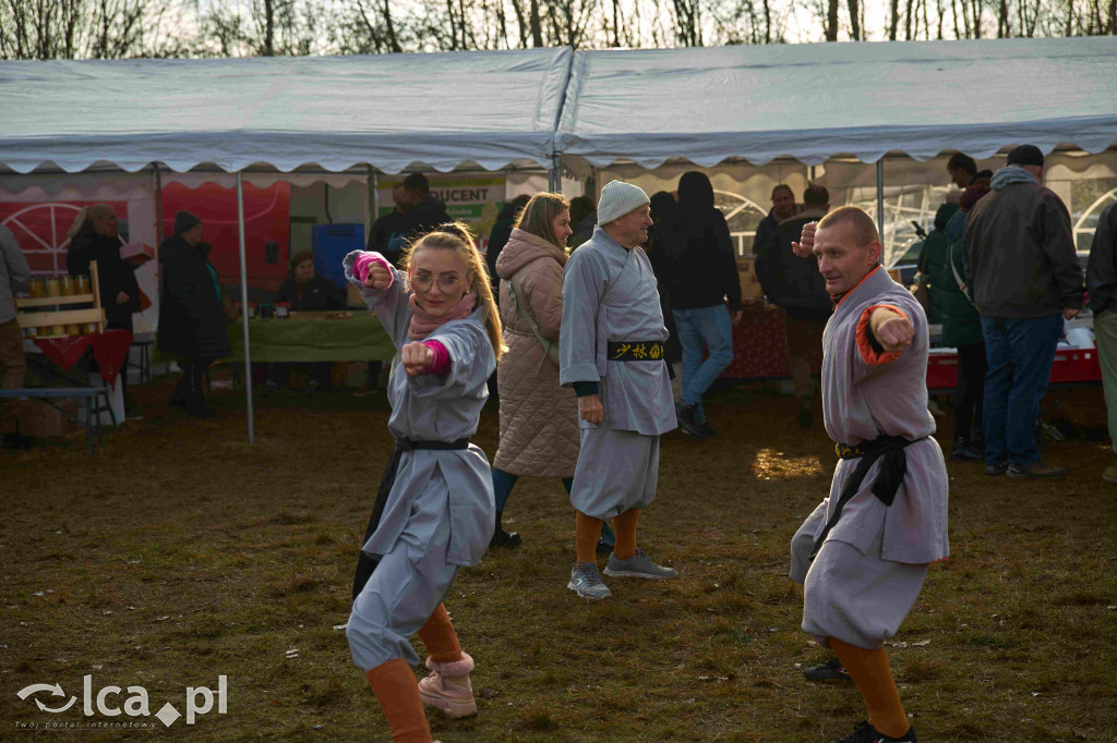 Tłumy na nowym targowisku w Bartoszowie