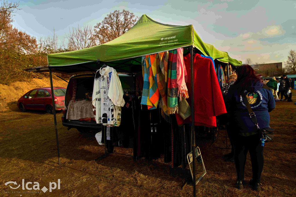 Tłumy na nowym targowisku w Bartoszowie