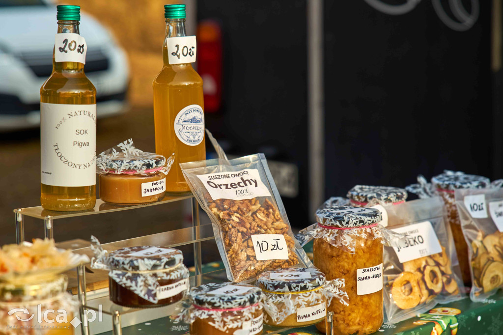 Tłumy na nowym targowisku w Bartoszowie