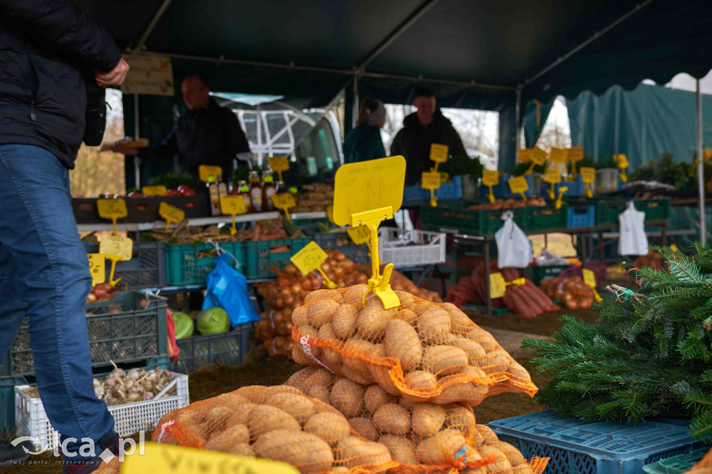 Tłumy na nowym targowisku w Bartoszowie