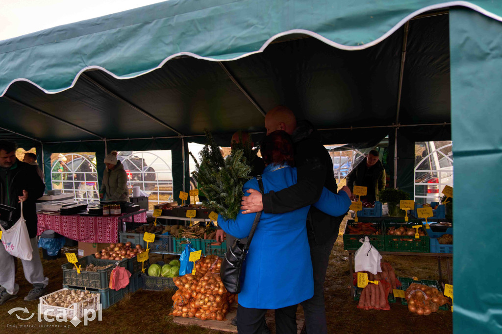 Tłumy na nowym targowisku w Bartoszowie