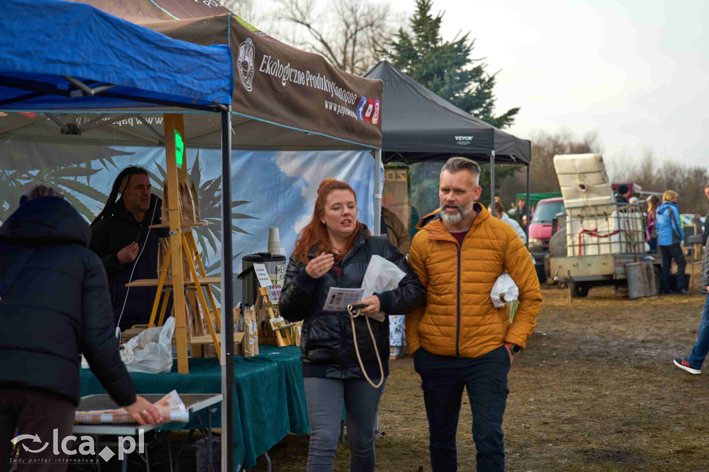 Tłumy na nowym targowisku w Bartoszowie