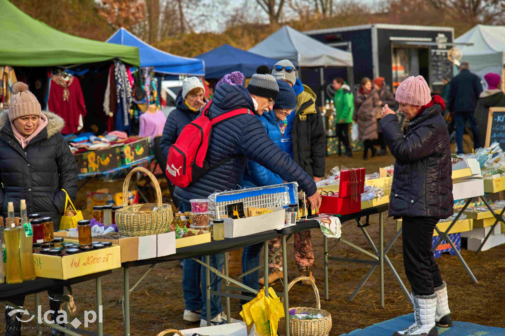 Tłumy na nowym targowisku w Bartoszowie