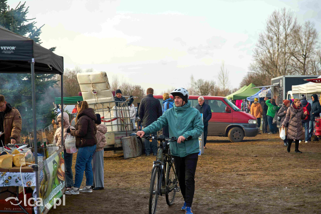 Tłumy na nowym targowisku w Bartoszowie
