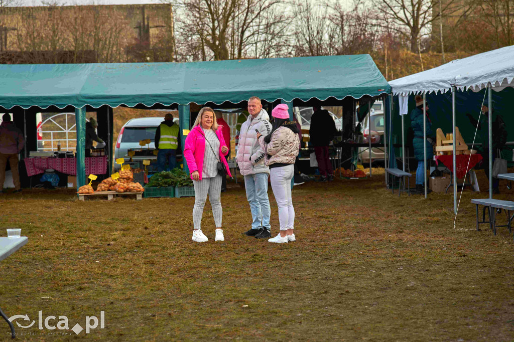 Tłumy na nowym targowisku w Bartoszowie