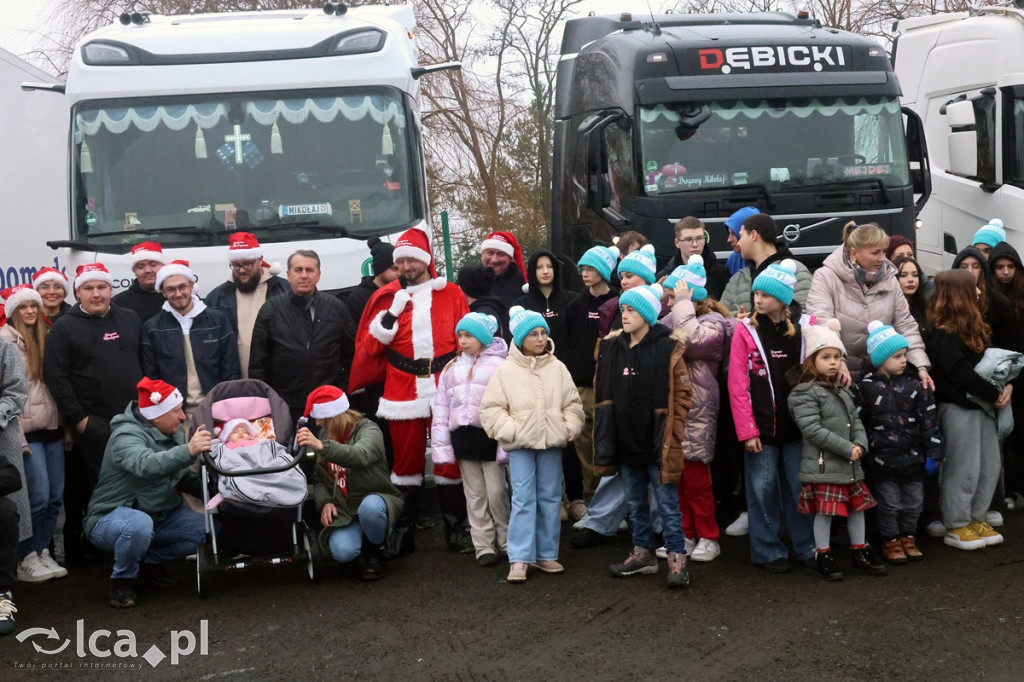 Drogowi Mikołajowie z prezentami