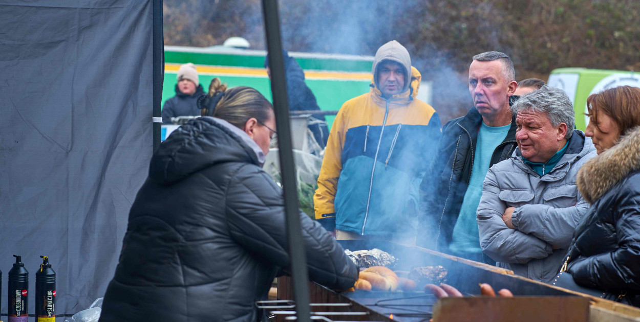 Tłumy na nowym targowisku w Bartoszowie