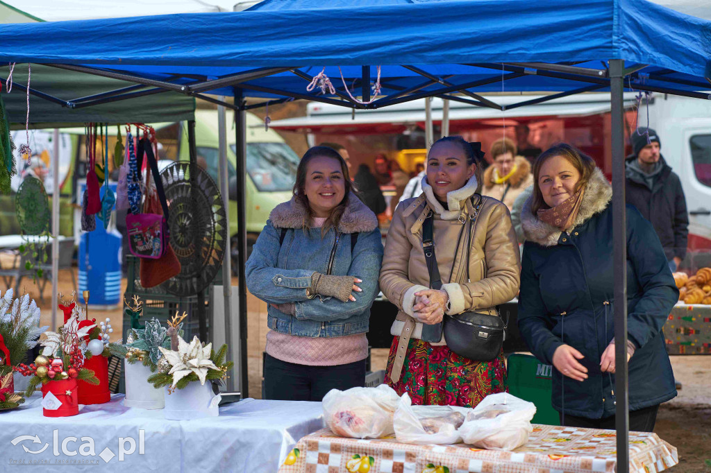 Tłumy na nowym targowisku w Bartoszowie