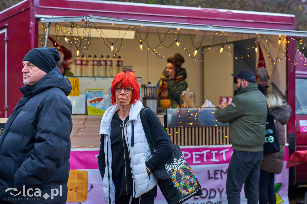 Tłumy na nowym targowisku w Bartoszowie