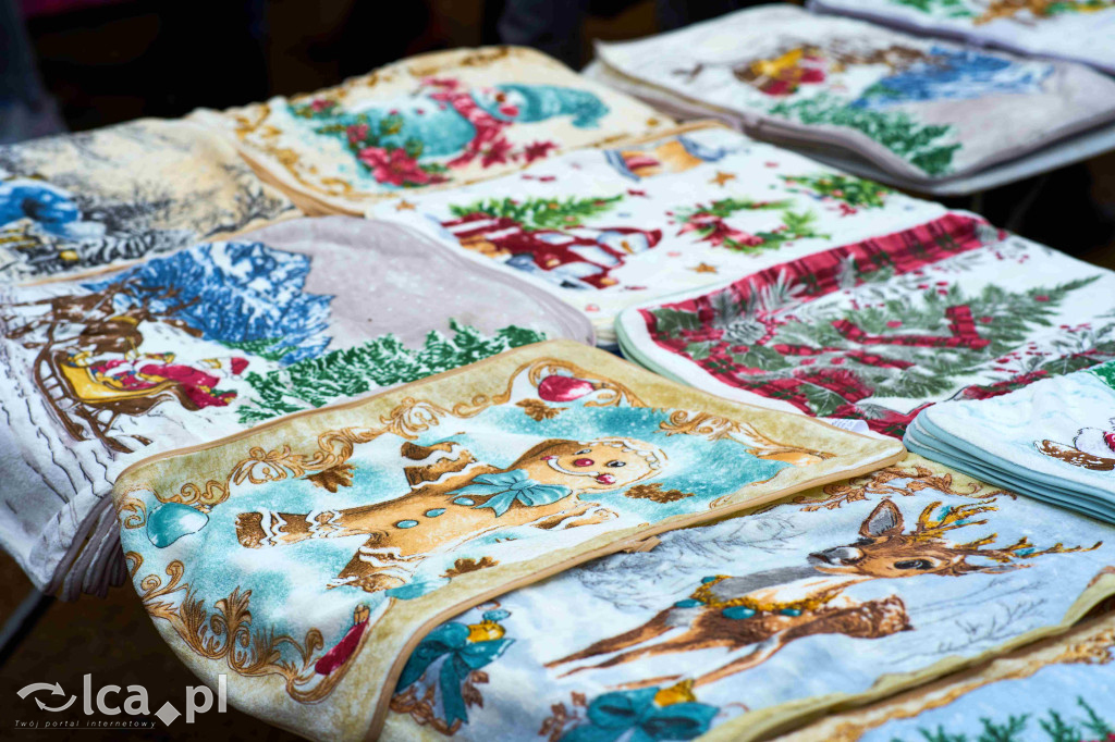 Tłumy na nowym targowisku w Bartoszowie