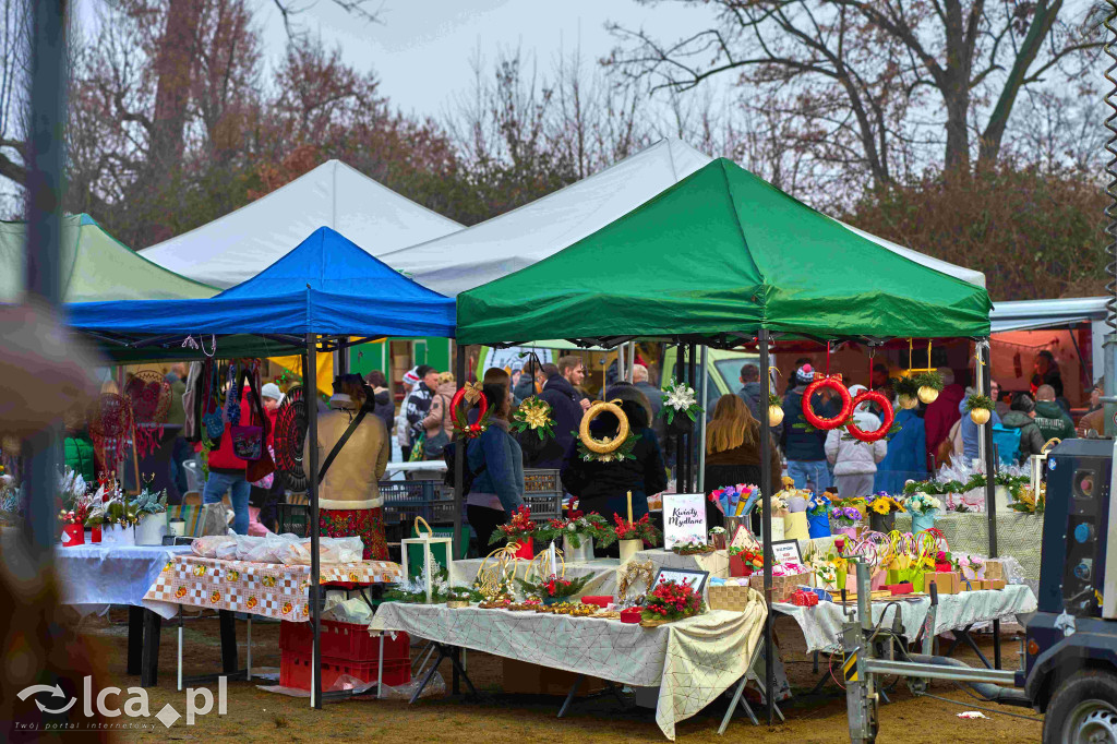 Tłumy na nowym targowisku w Bartoszowie