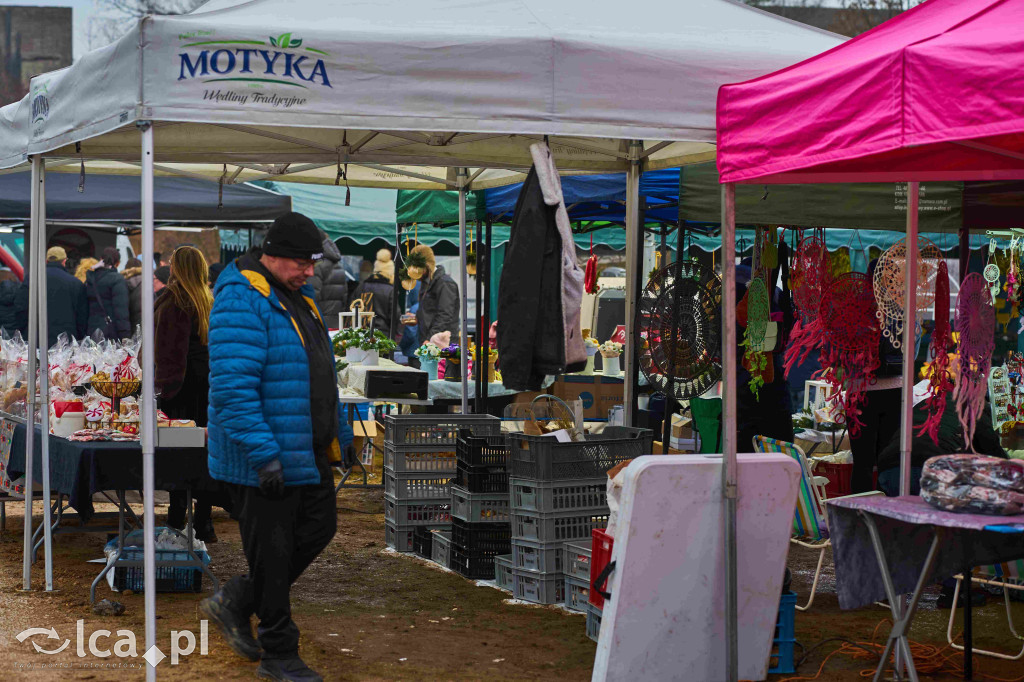 Tłumy na nowym targowisku w Bartoszowie