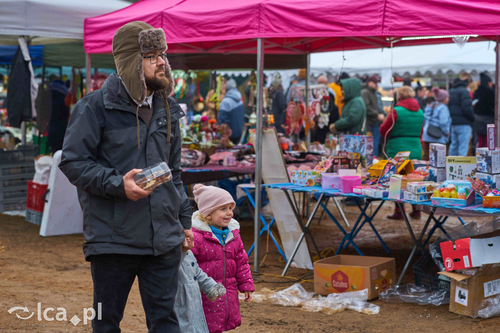 Tłumy na nowym targowisku w Bartoszowie