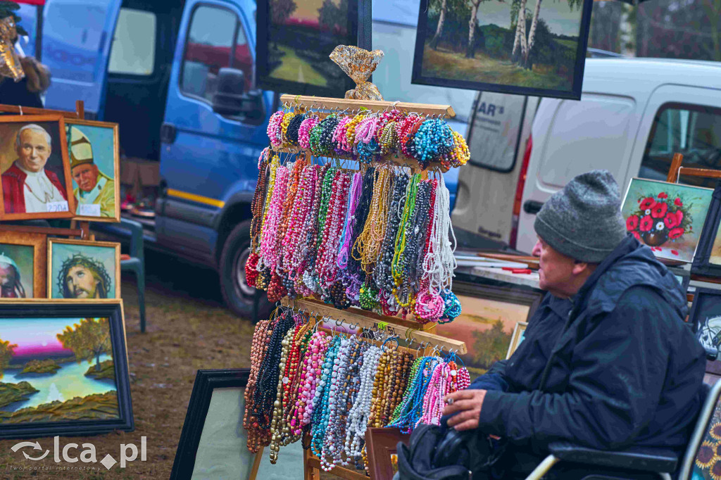 Tłumy na nowym targowisku w Bartoszowie