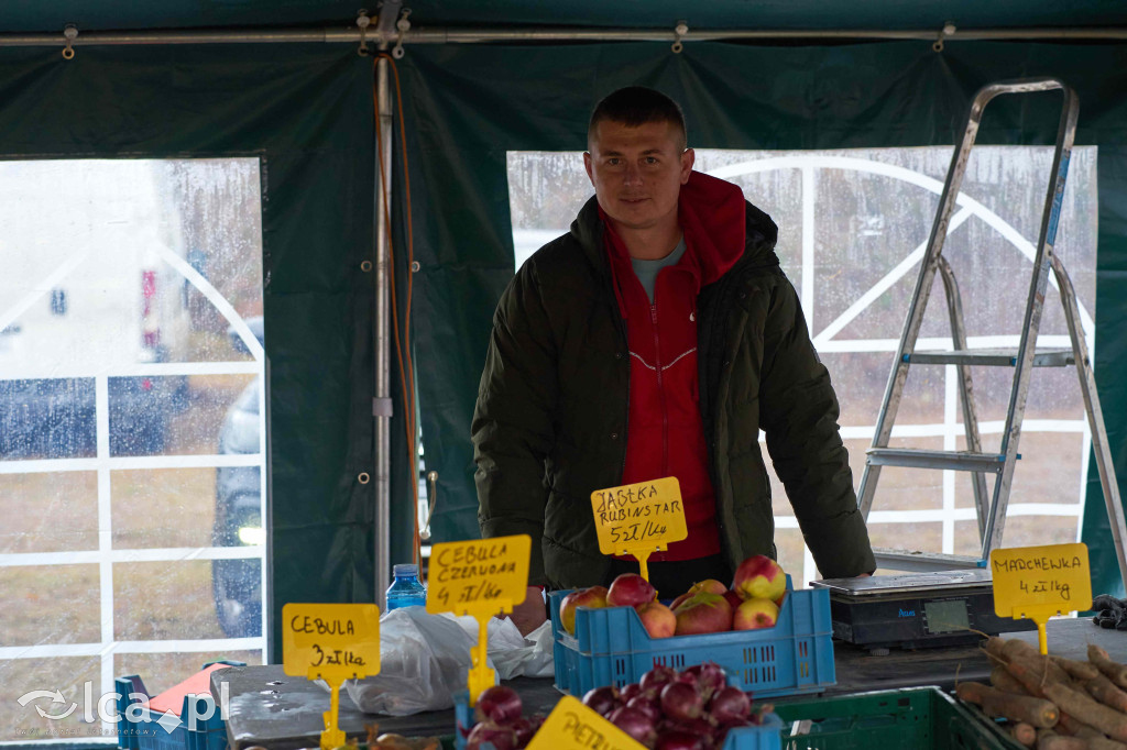 Tłumy na nowym targowisku w Bartoszowie