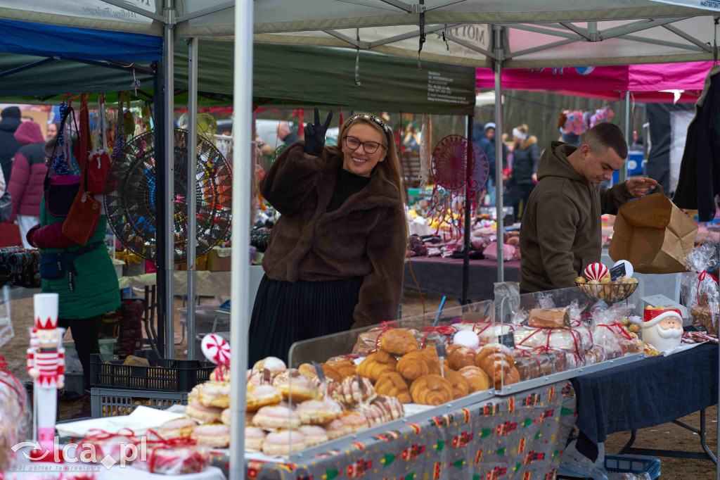 Tłumy na nowym targowisku w Bartoszowie