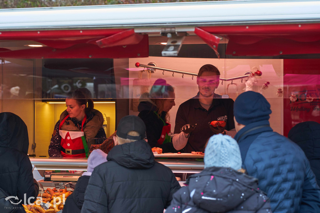 Tłumy na nowym targowisku w Bartoszowie