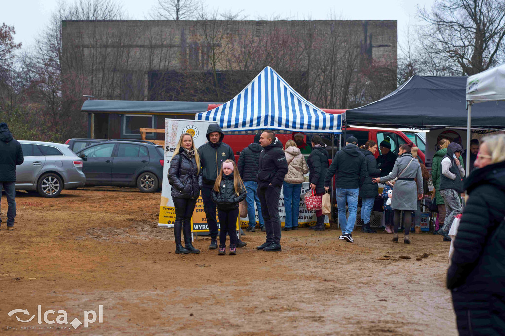 Tłumy na nowym targowisku w Bartoszowie