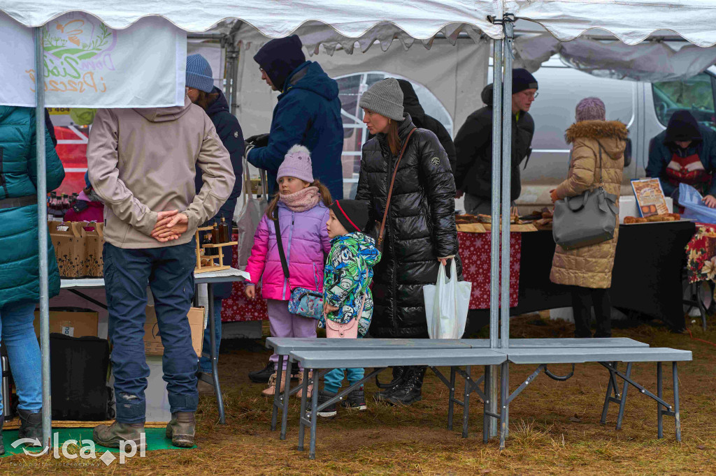 Tłumy na nowym targowisku w Bartoszowie