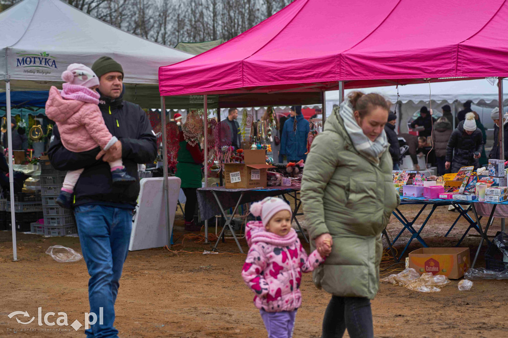 Tłumy na nowym targowisku w Bartoszowie