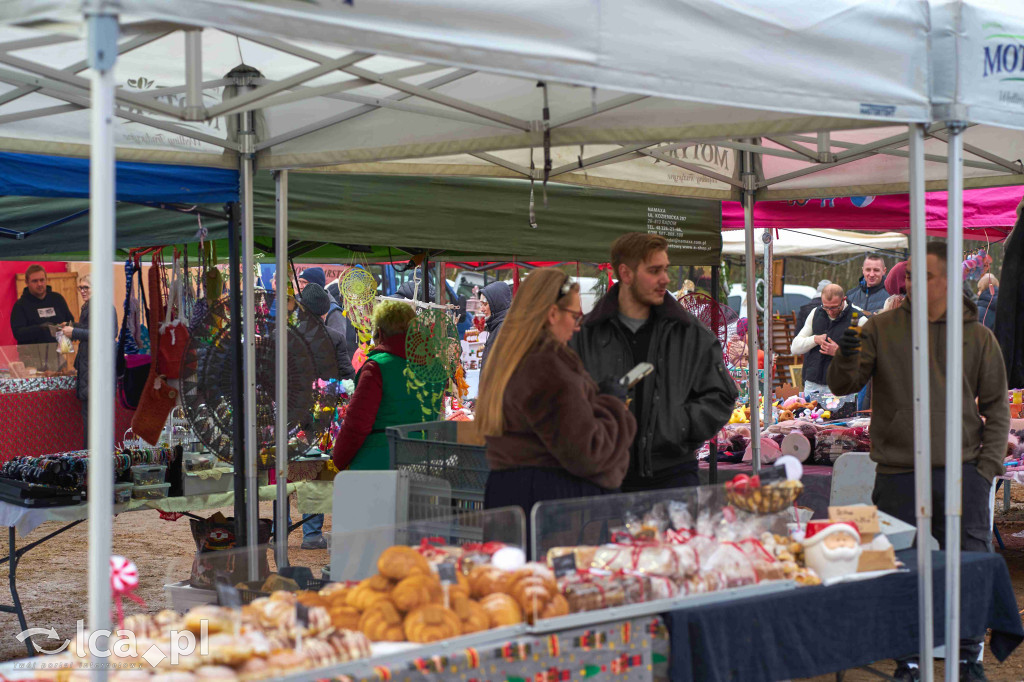 Tłumy na nowym targowisku w Bartoszowie