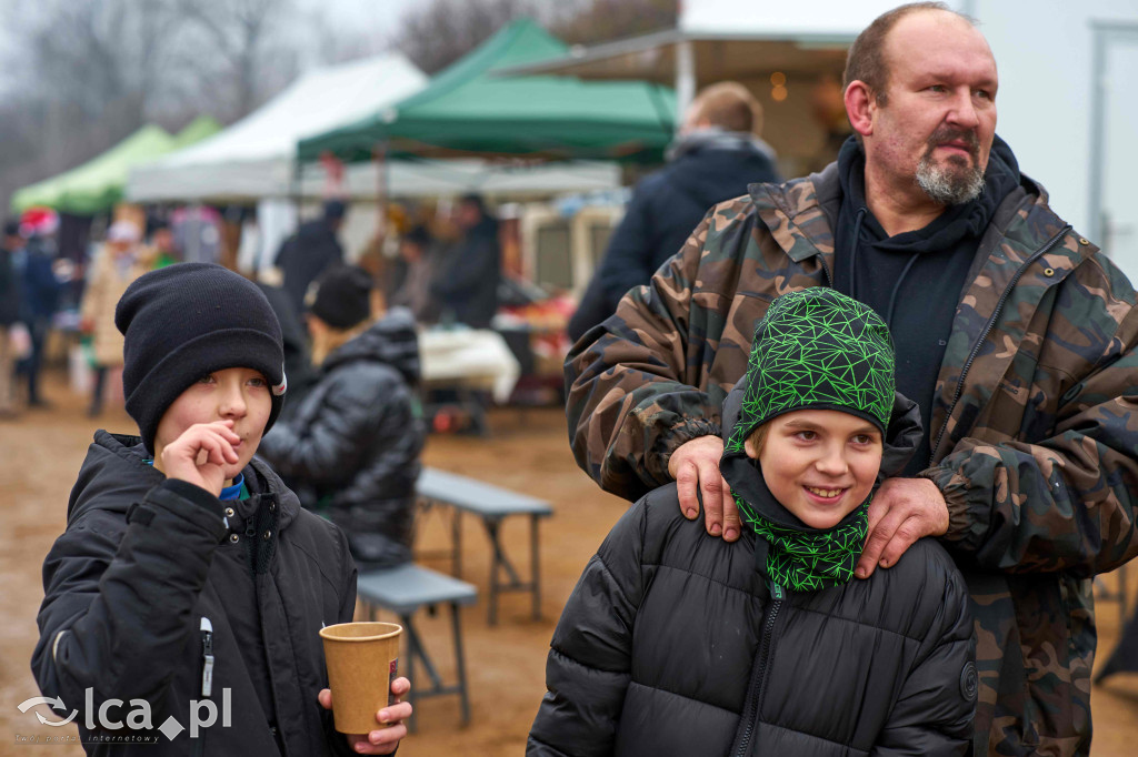 Tłumy na nowym targowisku w Bartoszowie
