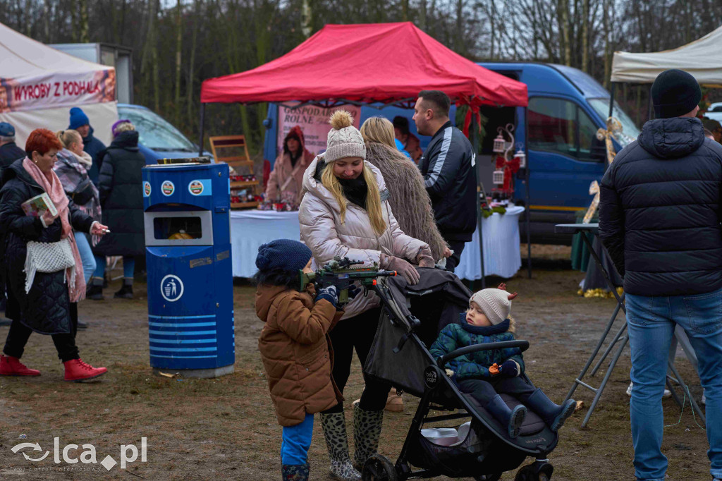 Tłumy na nowym targowisku w Bartoszowie