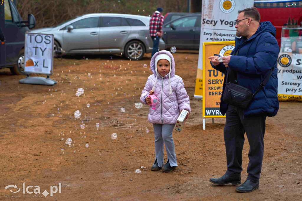 Tłumy na nowym targowisku w Bartoszowie