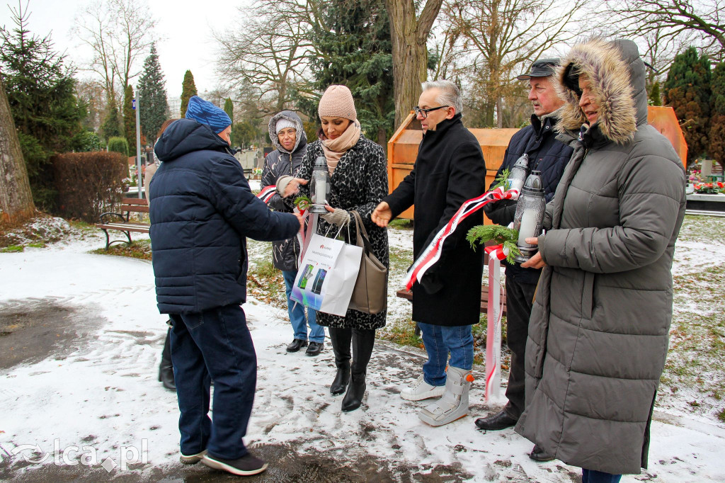Znicze na grobach powstańców wielkopolskich