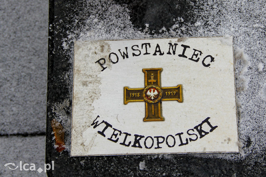 Znicze na grobach powstańców wielkopolskich