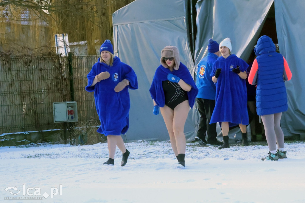 Ponad 40 legnickich morsów w lodowatej kąpieli