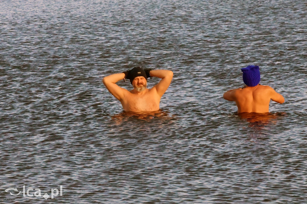 Ponad 40 legnickich morsów w lodowatej kąpieli