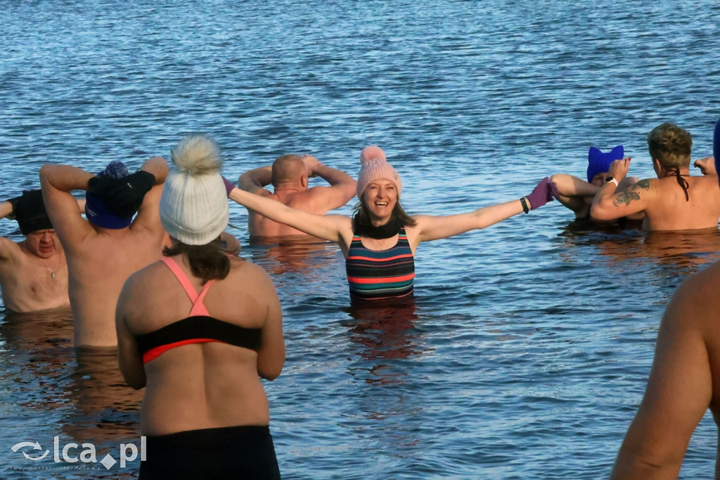 Ponad 40 legnickich morsów w lodowatej kąpieli
