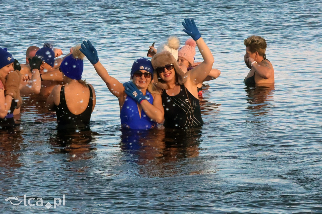Ponad 40 legnickich morsów w lodowatej kąpieli