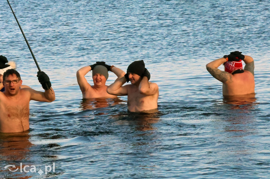 Ponad 40 legnickich morsów w lodowatej kąpieli