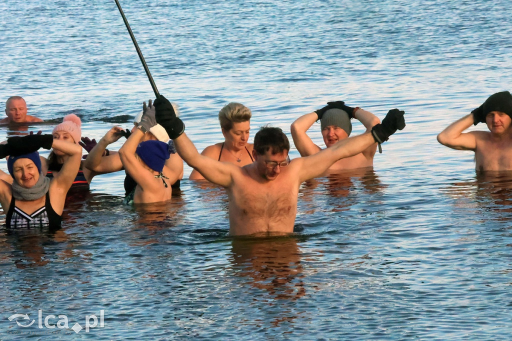 Ponad 40 legnickich morsów w lodowatej kąpieli