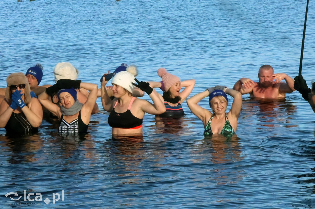 Ponad 40 legnickich morsów w lodowatej kąpieli