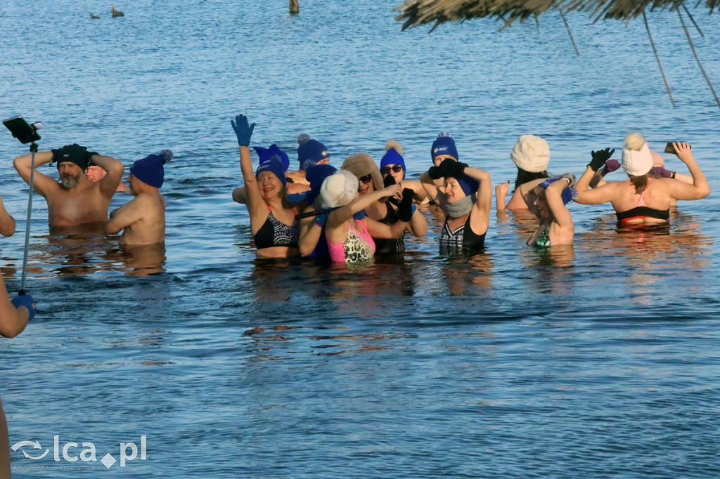 Ponad 40 legnickich morsów w lodowatej kąpieli