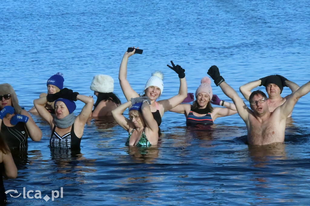 Ponad 40 legnickich morsów w lodowatej kąpieli